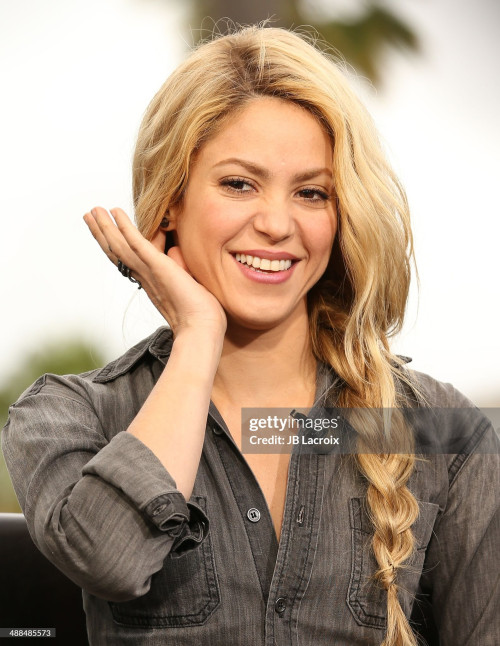 UNIVERSAL CITY, CA - MAY 06: Shakira stops by the set of Extra on May 6, 2014 in Hollywood, Californ