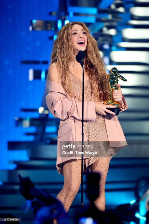 NEWARK, NEW JERSEY - SEPTEMBER 12: Honoree Shakira accepts the Michael Jackson Video Vanguard Award 