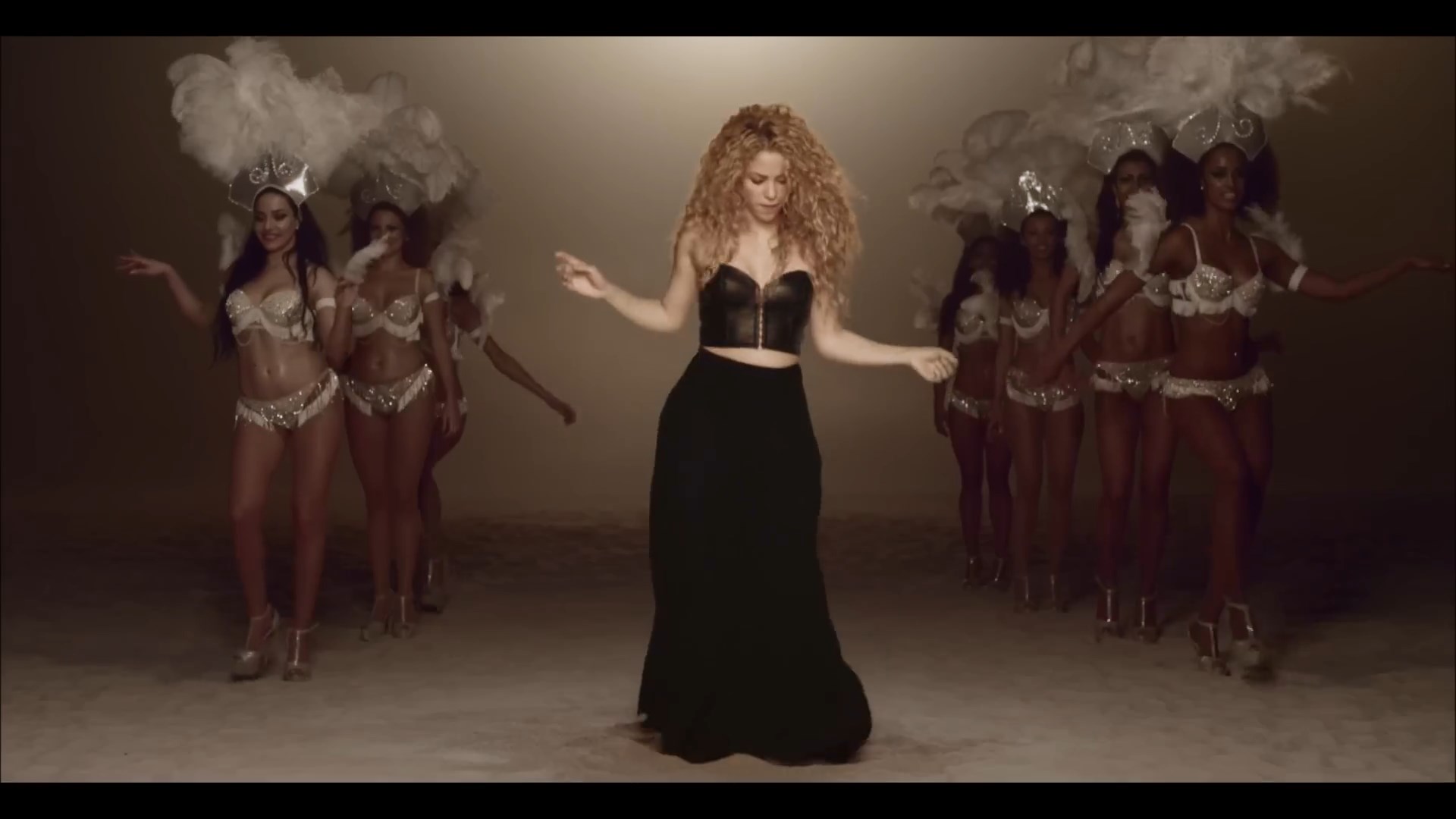 Shakira La La La (Brazil 2014) ft. Carlinhos Brown.mp4 snapshot 03.04.110
