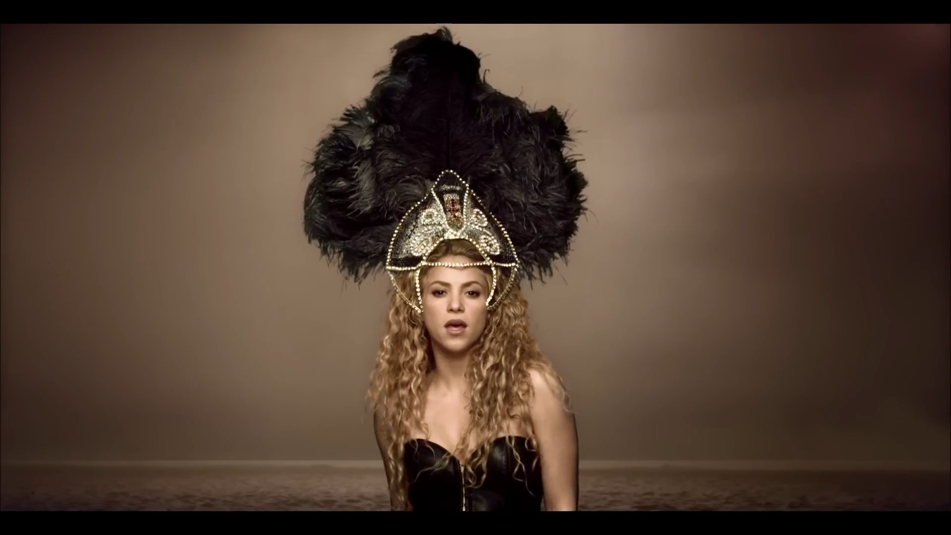 Shakira La La La (Brazil 2014) ft. Carlinhos Brown.mp4 snapshot 02.04.366