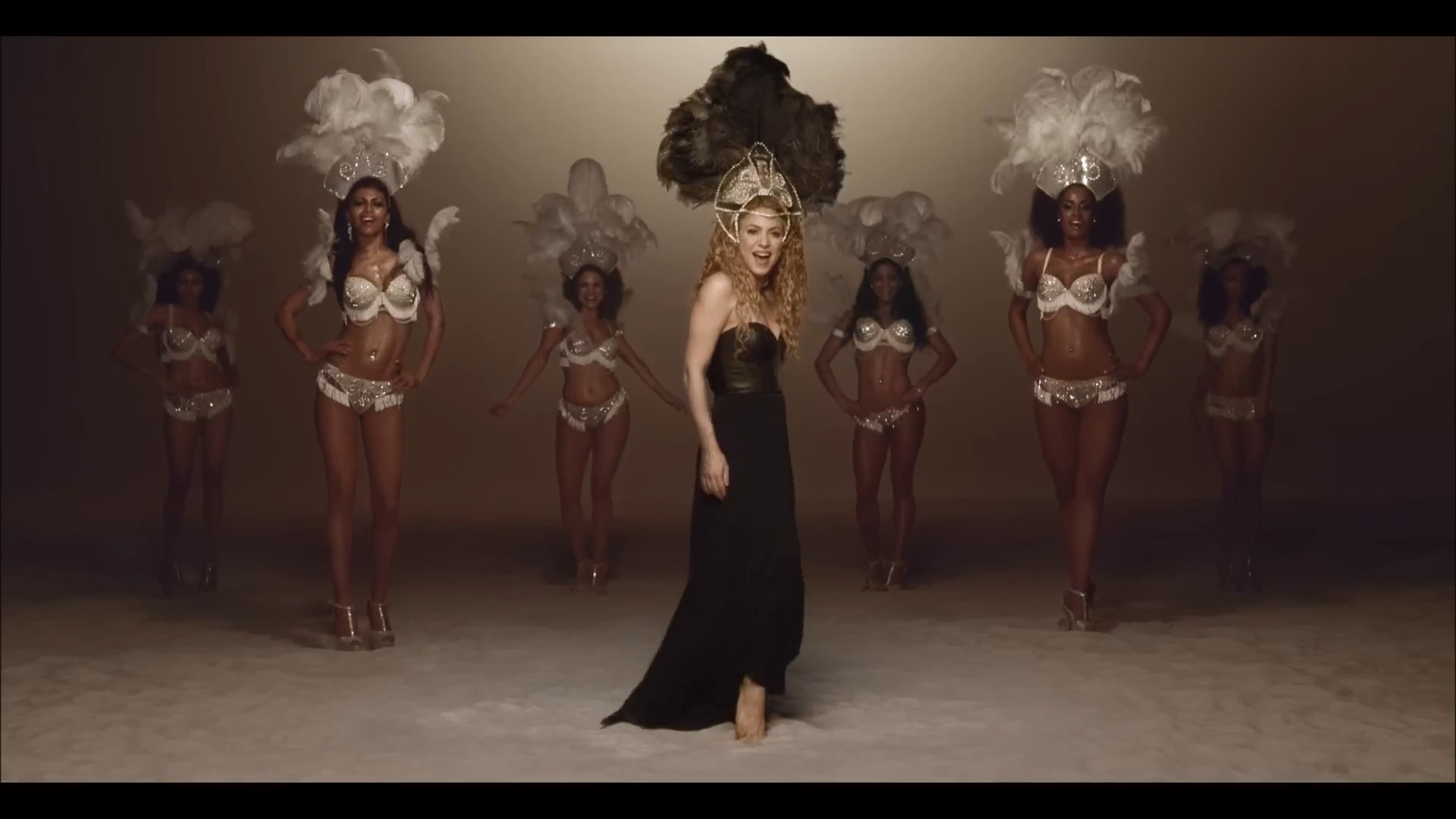 Shakira La La La (Brazil 2014) ft. Carlinhos Brown.mp4 snapshot 02.12.022
