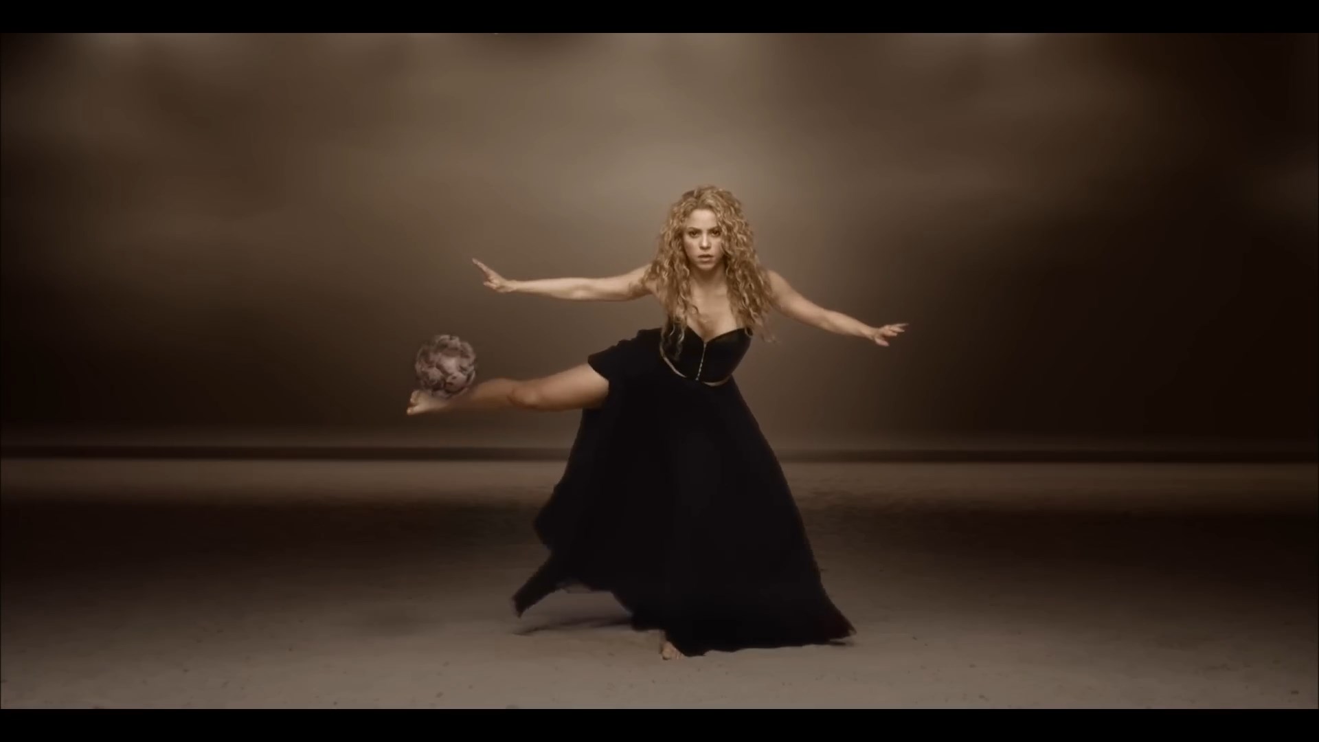 Shakira La La La (Brazil 2014) ft. Carlinhos Brown.mp4 snapshot 01.56.075