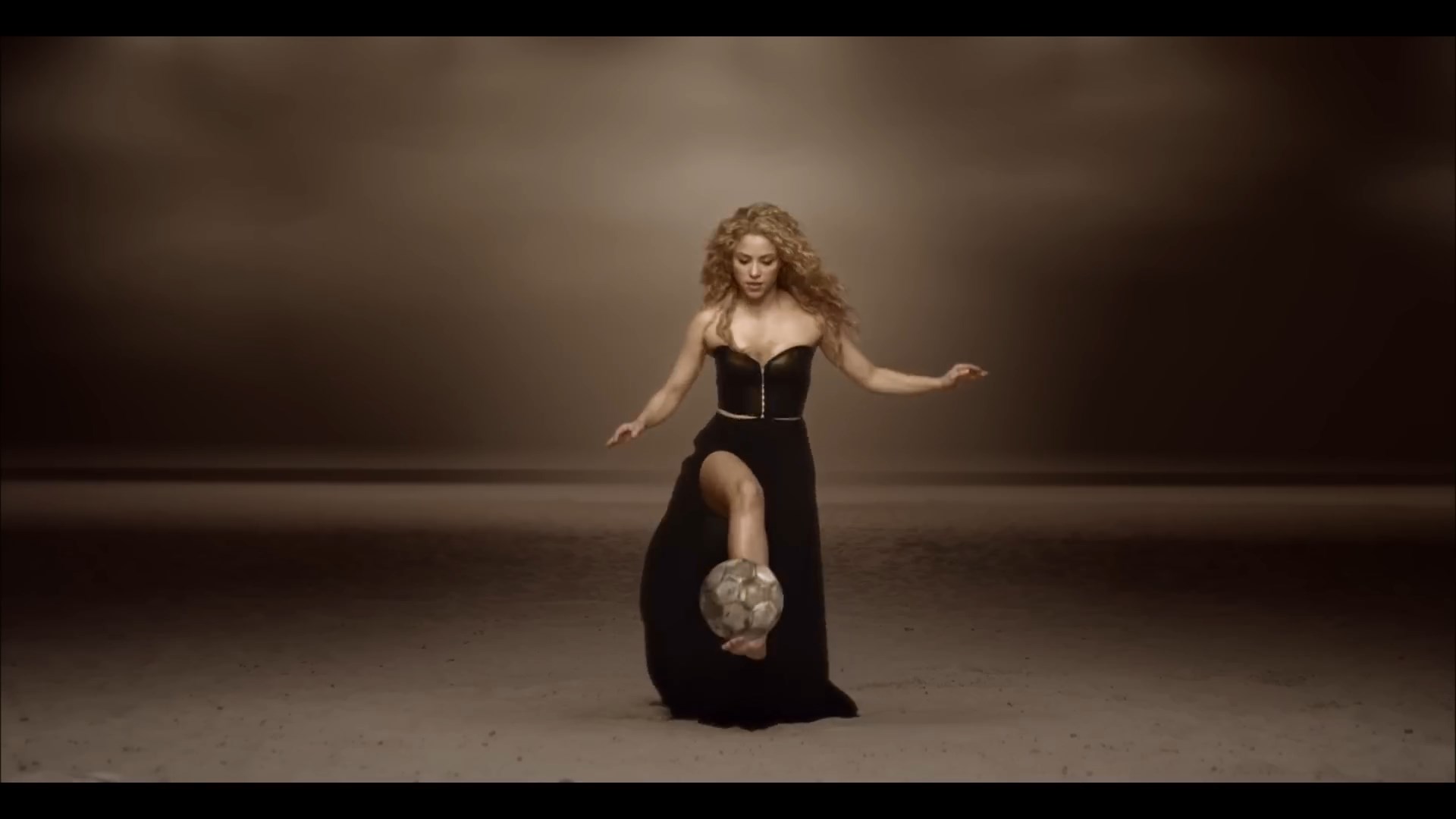 Shakira La La La (Brazil 2014) ft. Carlinhos Brown.mp4 snapshot 01.50.386