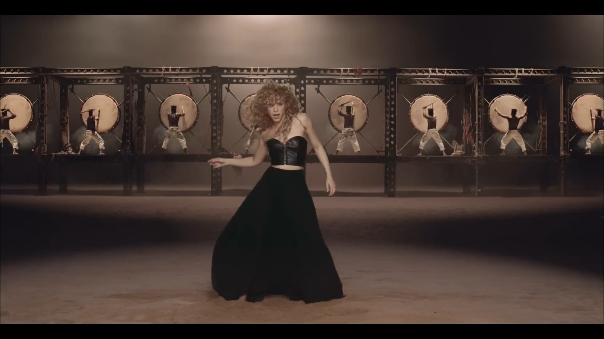 Shakira La La La (Brazil 2014) ft. Carlinhos Brown.mp4 snapshot 00.27.491